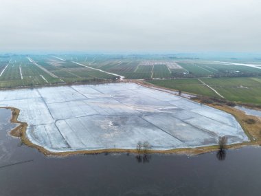 Sneek, Friesland, Hollanda yakınlarındaki donmuş bir gölde buz pateni yapan insanların yüksek kaliteli bir fotoğrafı. Yüksek kalite fotoğraf