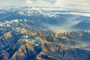 İsviçre, Avusturya, Fransa, Avrupa 'daki yüksek tepeli dağların, yüksek irtifa manzarası. Yokuşta kar örtüsü ve sıcak sabah ışığı ve bulutlarıyla. Yüksek kalite fotoğraf