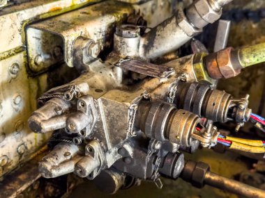 Uçağın içindeki çeşitli boruların, hortumların ve boruların detaylı görüntüsü. Renkli düzende hidrolik çizgiler, valfler, tüpler, anahtarlar ve kablolar. Yüksek kalite fotoğraf