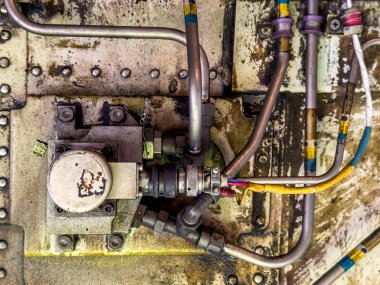 Uçağın içindeki çeşitli boruların, hortumların ve boruların detaylı görüntüsü. Renkli düzende hidrolik çizgiler, valfler, tüpler, anahtarlar ve kablolar. Yüksek kalite fotoğraf