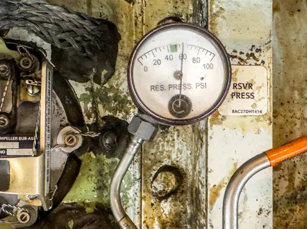 Uçağın Içindeki Çeşitli Boruların Hortumların Boruların Detaylı Görüntüsü Hidrolik Çizgiler — Stok fotoğraf