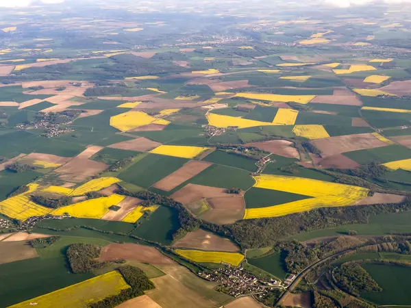 法国北部的Brassica Napus是一片明亮的黄色油菜地和农场的空中图像 高质量的照片 图库照片