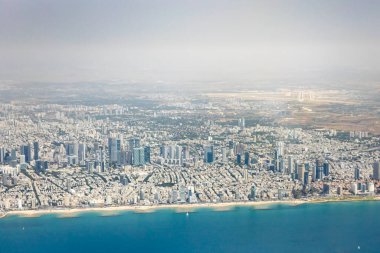 İsrail şehri Tel Aviv 'in kumsal ve şehir merkezli havadan görüntüsü Ben Gurion uluslararası havaalanından görüldü. Bir sürü bina ve mavi su. Yüksek kalite fotoğraf