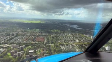 İniş pisti Schiphol Amsterdam 'dan fırtına rüzgarlı gökyüzünde güneş ışığına inerken ön kokpit kaptanı görüntüsü. Yüksek kalite 4k görüntü