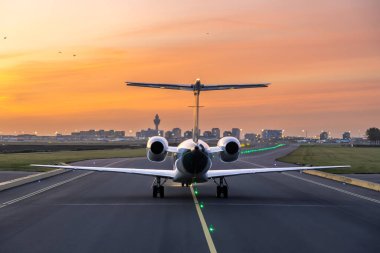 Schiphol Havaalanı 'nda taksideki uçağın pilot görüntüsü. Yüksek kalite fotoğraf
