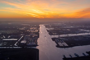 Gün doğarken Amsterdam 'ın dışında liman limanı olan bir kanal manzarası. Yüksek kalite fotoğraf