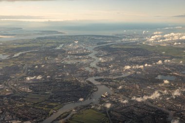 Limanı, nehri ve ufuğu olan Rotterdam şehrinin havadan görüntüsü. Yüksek kalite fotoğraf