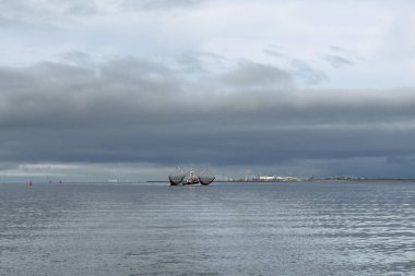 Balıkçı teknesinin deniz manzarası, Wadden Denizi 'nde martılarla ağ ören tekne. Yüksek kalite fotoğraf