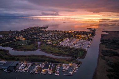 Frizya şehri Makkum marinasının gece hava aracı görüntüsü günbatımını gösteriyor. Yüksek kalite fotoğraf