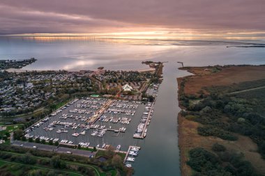 Frizya şehri Makkum 'un gece hava aracı görüntüsü. Kanal ve şehirle birlikte. Yüksek kalite fotoğraf