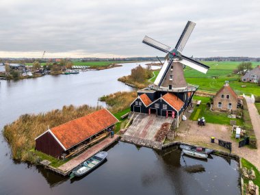 IJls, Friesland 'daki geleneksel Hollanda tarihi ahşap değirmeni. Yüksek kalite fotoğraf