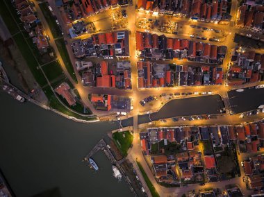 Frizya şehri Makkum 'un tepeden tırnağa gece hava aracı görüntüsü. Yüksek kalite fotoğraf