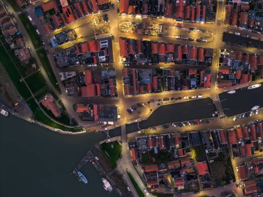 Frizya şehri Makkum 'un tepeden tırnağa gece hava aracı görüntüsü. Yüksek kalite fotoğraf