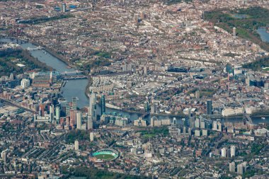 Thames nehri, Çömlek, Kule köprüsü, HMS Belfast ve May binaları, meydanlar, ofislerle Londra şehir merkezinin yüksek hava manzarası. Görüntünün üzerinde uçağın yüksek kalitede fotoğrafı var.