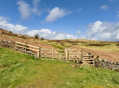 Toprak ayaklı çit, İskoç dağlarına giden patika, Kilpatrick tepeleri. Güneşli ama rüzgarlı tipik İskoç havası, güneş ve yağmur. Yüksek kalite fotoğraf