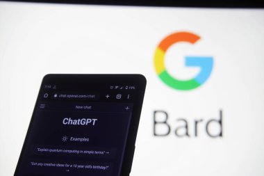 Dhaka, Bangladeş - 28 Mart 2023: Google Bard Ai Bilgisayar Ekranında, ChatGPT Akıllı Telefon Ekranında.