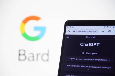 Dhaka, Bangladeş - 28 Mart 2023: Google Bard Ai Bilgisayar Ekranında, ChatGPT Akıllı Telefon Ekranında.