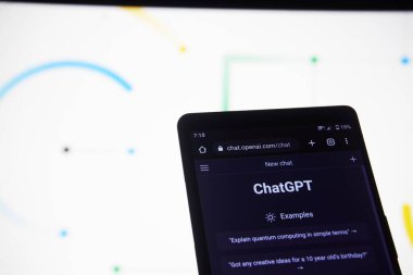 Dhaka, Bangladeş - 01 Nisan 2023: Akıllı telefonda ChatGPT.