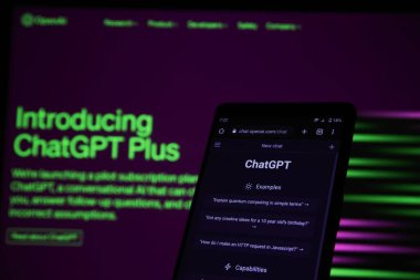 Dhaka, Bangladeş - 01 Nisan 2023: ChatGPT artı arka plan anasayfası ve cep telefonundaki ChatGPT ai.