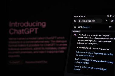 Dhaka, Bangladeş - 14 Mayıs 2023: Arkaplanda Google ozanı ve ChatGPT -4. 