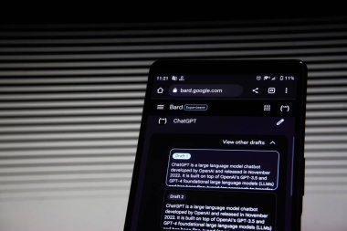 Dhaka, Bangladeş - 14 Mayıs 2023: Akıllı telefonda Google Bard.