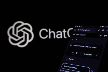 Dhaka, Bangladeş - 14 Mayıs 2023: Google ozanı akıllı telefonda ve ChatGPT arka planda. 