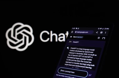 Dhaka, Bangladeş - 14 Mayıs 2023: Google ozanı akıllı telefonda ve ChatGPT arka planda. 