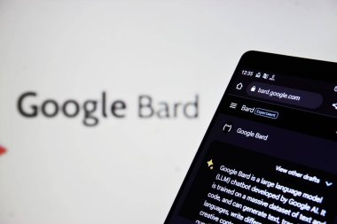 Dhaka, Bangladeş - 14 Mayıs 2023: Akıllı telefonda Google Bard.