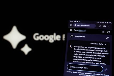 Dhaka, Bangladeş - 14 Mayıs 2023: Akıllı telefonda Google Bard.