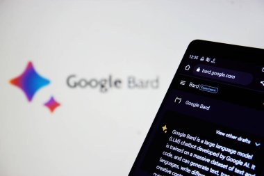 Dhaka, Bangladeş - 14 Mayıs 2023: Akıllı telefonda Google Bard.