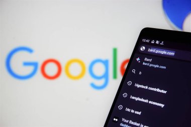 Dhaka, Bangladeş - 14 Mayıs 2023: Akıllı telefonda Google Bard.
