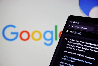 Dhaka, Bangladeş - 14 Mayıs 2023: Akıllı telefonda Google Bard.