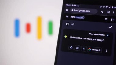 Dhaka, Bangladeş - 24 Kasım 2023: Akıllı telefondan Google Bard.