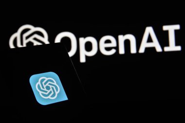 Dhaka, Bangladeş - 27 Mayıs 2023: Cep telefonunda ChatGPT ve arka planda OpenAI.