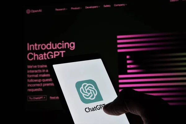 Dhaka, Bangladeş - 27 Mayıs 2023: Cep telefonunda ChatGPT.