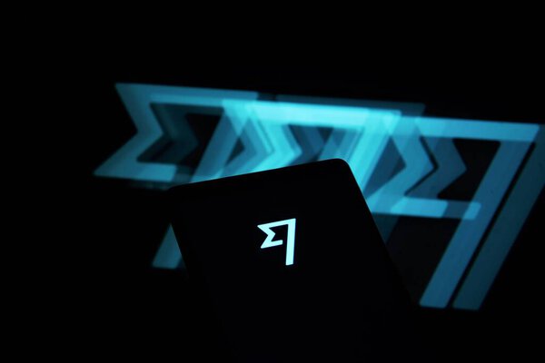 Дакка, Бангладеш - 17 июня 2023 года: Мудрый логотип финансовой технологической компании виден на мобильном телефоне и экране компьютера.