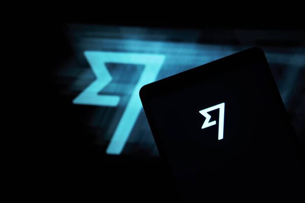 Дакка, Бангладеш - 17 июня 2023 года: Мудрый логотип финансовой технологической компании виден на мобильном телефоне и экране компьютера.