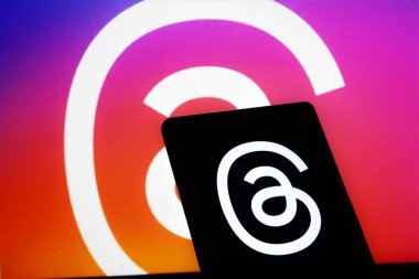 Dhaka, Bangladeş - 1 Ağustos 2023: İplik logosu akıllı telefon ekranında gösteriliyor. Tartışmalar Meta Platformlarından yeni sosyal ağdır.