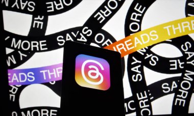 Dhaka, Bangladeş - 1 Ağustos 2023: İplik logosu akıllı telefon ekranında gösteriliyor. Tartışmalar Meta Platformlarından yeni sosyal ağdır.