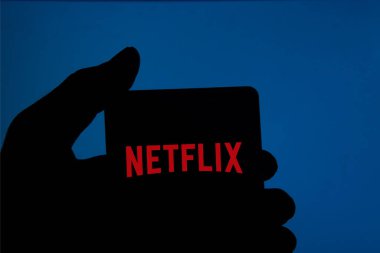 Dhaka, Bangladeş - 23 Kasım 2023: Netflix logosu akıllı telefondan görüntülendi.