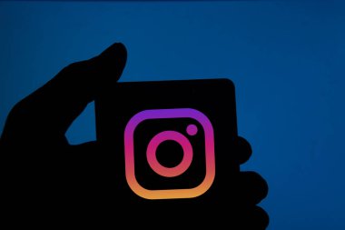 Dhaka, Bangladeş - 24 Kasım 2023: Instagram uygulamaları bir akıllı telefonda gösteriliyor.