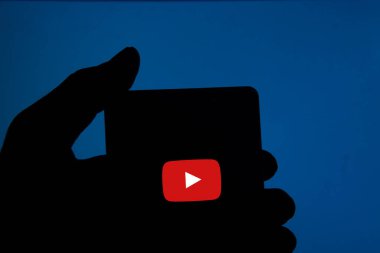 Dhaka, Bangladeş - 24 Kasım 2023: Cep telefonundaki Youtube uygulamaları.