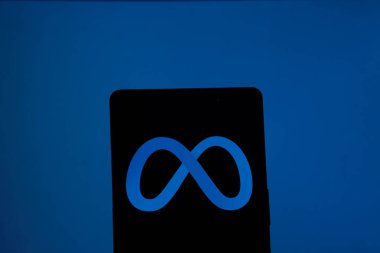 Dhaka, Bangladeş - 24 Kasım 2023: Meta logosu akıllı telefondan görüntülendi.