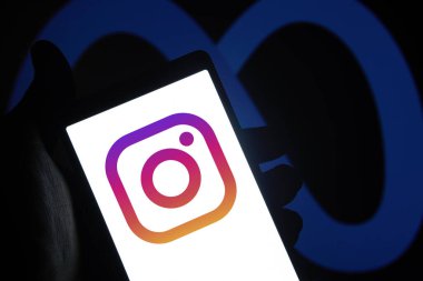 Dhaka, Bangladeş - 23 Kasım 2023: Instagram logosu akıllı bir telefonda ve arka planda meta logosu görüntülendi.