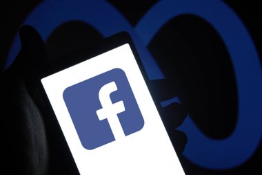 Dhaka, Bangladeş - 23 Kasım 2023: Facebook uygulaması akıllı telefonda gösteriliyor ve arka planda meta logosu.