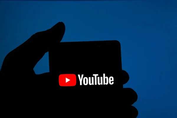 Dhaka, Bangladeş - 24 Kasım 2023: Cep telefonundaki Youtube uygulamaları.