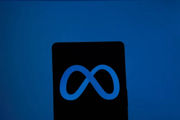 Dhaka, Bangladeş - 24 Kasım 2023: Meta logosu akıllı telefondan görüntülendi.