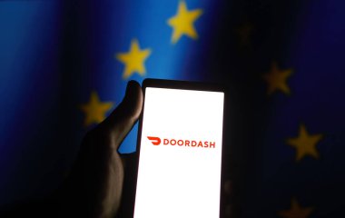 Dhaka, Bangladeş - 29 Kasım 2023: Avrupa Birliği bayraklı akıllı telefondaki Doordash dağıtım uygulaması