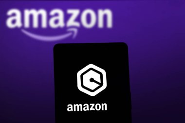 Dhaka, Bangladeş - 02 Aralık 2023: Akıllı telefondan Amazon Q logosu.