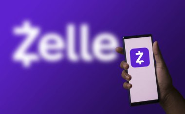 Dhaka, Bangladeş - 05 Aralık 2023: Ekranda Zelle uygulaması olan bir el telefonu tutuyor. Zelle uygulaması bir finans şirketi.